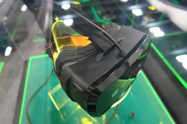 「Oculus Rift」(Oculus VR)、「Project Morpheus」(SCE)、「SteamVR」(Valve)、など様々なVRヘッドセットが登場し、GDCはさながらVR戦国時代のよう。そんな中、全員に開かれたオープンソースなバーチャルリアリティを、と掲げているのがPC周辺機器メーカーのRazerが主