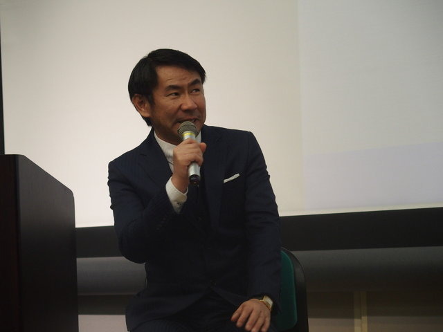 角川ゲームス代表取締役社長にしてフロム・ソフトウェア代表取締役会長の安田善巳氏。もっともアラフォーには「ジャムおじさん」というペンネームの方が有名ではないでしょうか（過去『Beep』などで執筆）。日本興業銀行、テクモ代表取締役など一貫して経営畑を歩みつつ