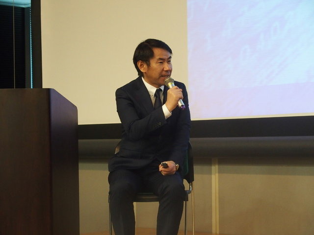 角川ゲームス代表取締役社長にしてフロム・ソフトウェア代表取締役会長の安田善巳氏。もっともアラフォーには「ジャムおじさん」というペンネームの方が有名ではないでしょうか（過去『Beep』などで執筆）。日本興業銀行、テクモ代表取締役など一貫して経営畑を歩みつつ