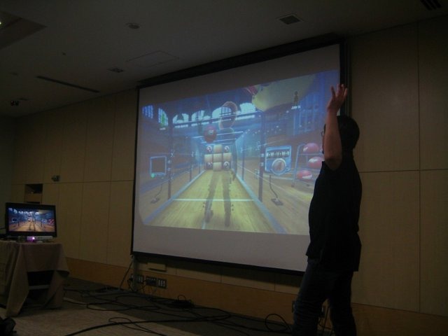 毎年一回開催されているGame Tools and Middleware Forum 2010の東京会場。先日のE3でお披露目されたばかりのマイクロソフトの新ハードKinectが早くも体験することができました。そんなマイクロソフトのセッションには満員になるほどの開発者が詰めかけました。