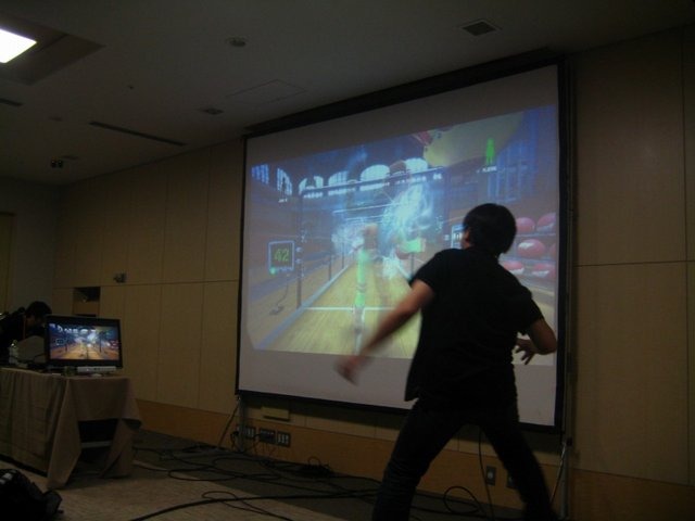 毎年一回開催されているGame Tools and Middleware Forum 2010の東京会場。先日のE3でお披露目されたばかりのマイクロソフトの新ハードKinectが早くも体験することができました。そんなマイクロソフトのセッションには満員になるほどの開発者が詰めかけました。