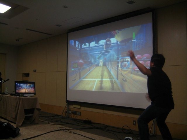 毎年一回開催されているGame Tools and Middleware Forum 2010の東京会場。先日のE3でお披露目されたばかりのマイクロソフトの新ハードKinectが早くも体験することができました。そんなマイクロソフトのセッションには満員になるほどの開発者が詰めかけました。