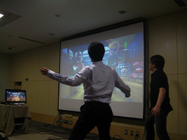 毎年一回開催されているGame Tools and Middleware Forum 2010の東京会場。先日のE3でお披露目されたばかりのマイクロソフトの新ハードKinectが早くも体験することができました。そんなマイクロソフトのセッションには満員になるほどの開発者が詰めかけました。