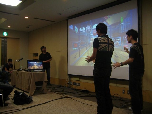 毎年一回開催されているGame Tools and Middleware Forum 2010の東京会場。先日のE3でお披露目されたばかりのマイクロソフトの新ハードKinectが早くも体験することができました。そんなマイクロソフトのセッションには満員になるほどの開発者が詰めかけました。