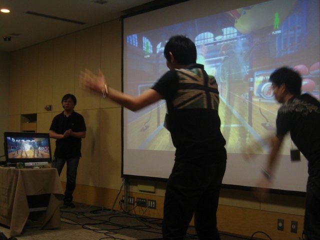 毎年一回開催されているGame Tools and Middleware Forum 2010の東京会場。先日のE3でお披露目されたばかりのマイクロソフトの新ハードKinectが早くも体験することができました。そんなマイクロソフトのセッションには満員になるほどの開発者が詰めかけました。