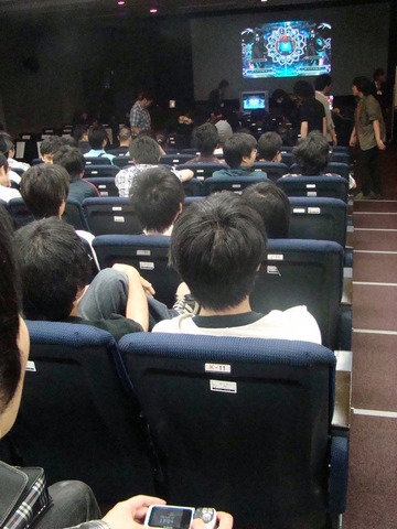 立命館大学、京都衣笠キャンパス充光館地下のシアター型教室においてにて6月12日、アークシステムワーク株式会社協力の元、今月1日に発売されたPlaystation3（以下、PS3)ならびにXbox360（以下、360）向けの『BLAZBLUE CONTINUUM SHIFT』（以下、『BBCT』）を題材とした