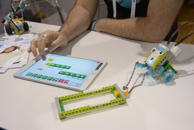 実際の「WeDo 2.0」。5秒間前進するプログラミングが組まれたもの