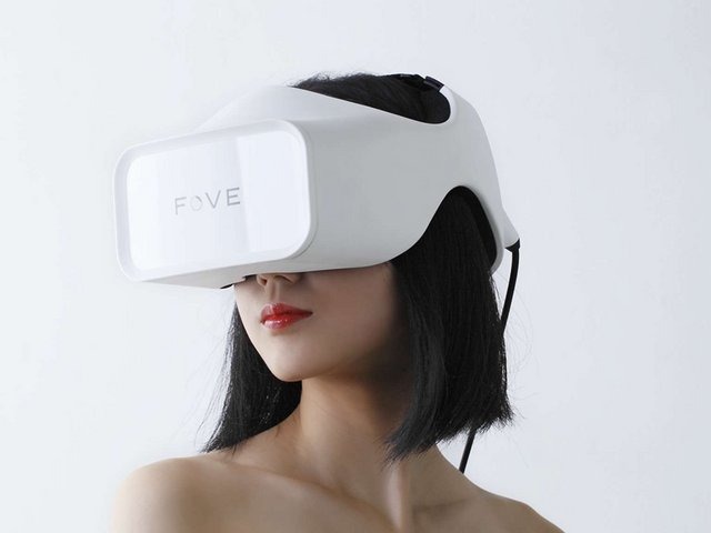 テクノブラッド、ネットカフェにVRヘッドセット「FOVE」を提供―VR体験の入り口を目指す