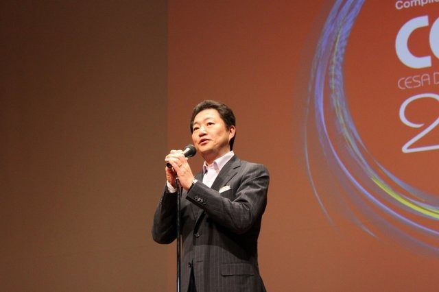 本日31日から9月2日までの3日間の会期でパシフィコ横浜にて開催されるCEDEC 2010。初日の9時45分からは基調講演に先立ち、主催者を代表し、スクウェア・エニックス・ホールディングス社長でCESA代表を務める和田洋一氏が登壇し、オープニングスピーチを行いました。