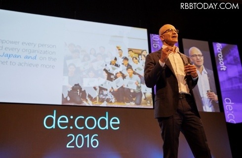 ナデラCEOによる「de:code 2016」基調講演の模様（マイクロソフト公式サイトより）