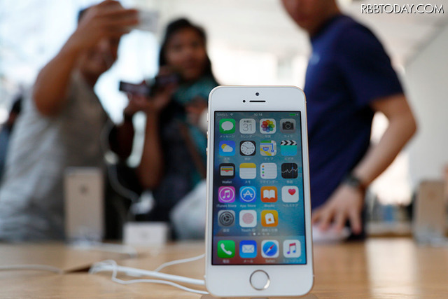 いまだ人気の高いiPhone SE（C）Getty Images