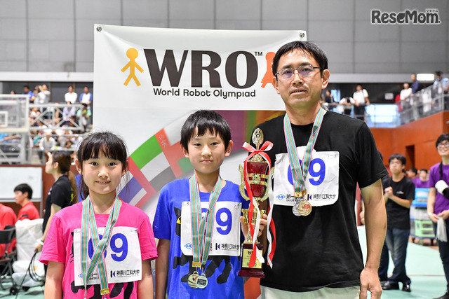 ウルトラS＜レギュラーカテゴリーエキスパート競技小学生部門優勝、レギュラーカテゴリーエキスパート競技プレゼン部門優秀賞＞　画像提供：WRO Japan実行委員会