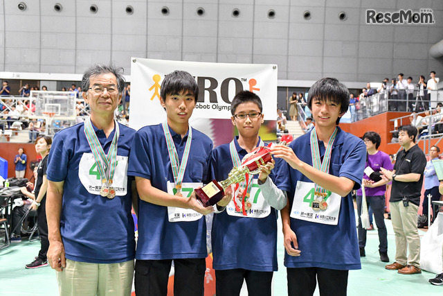 ロボターズ3＜レギュラーカテゴリーエキスパート競技中学生部門優勝、レギュラーカテゴリーエキスパート競技審査員特別賞中学生部門＞　画像提供：WRO Japan実行委員会