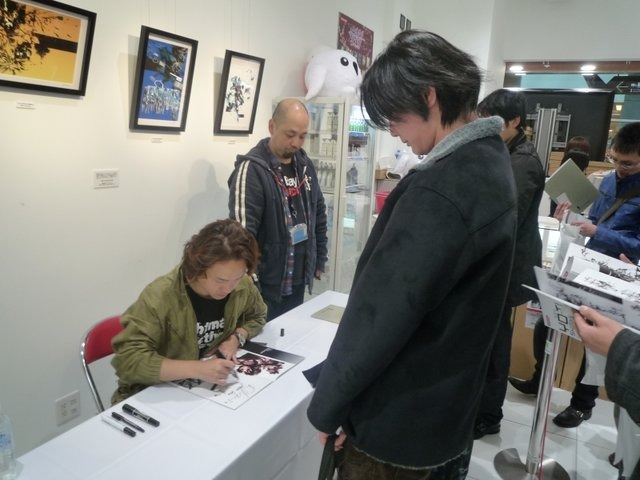 KONAMIは、『METAL GEAR』シリーズのキャラクター＆メカニックデザインを担当しているアートディレクターの新川洋司氏の原画展を1月15日より「コナミスタイル 東京ミッドタウン店」で開催中です。