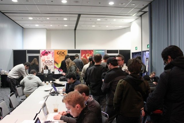 本日より開催されるGame Developers Conference 2011。あと30分でセッションがスタートしますが、それを前にプレスルームは大混雑。バッジを貰う為の列が大行列になっています。