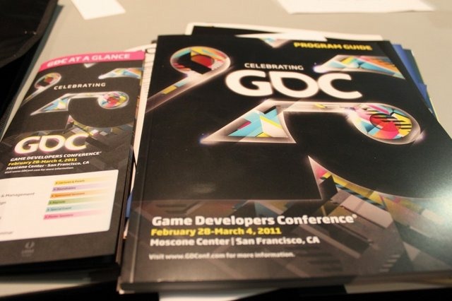 本日より開催されるGame Developers Conference 2011。あと30分でセッションがスタートしますが、それを前にプレスルームは大混雑。バッジを貰う為の列が大行列になっています。