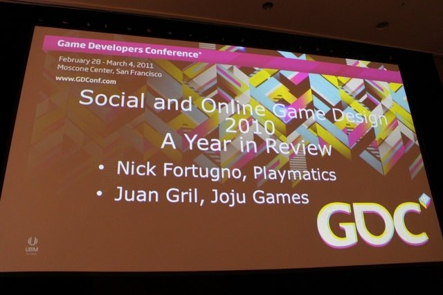 GDC初日の10:00から開催された「Social and Online Game Design 2010 A Year in Review」は、カジュアルゲームの分野で造詣の深い、Nick Fortugno氏(CCO Playmatics)とJuan Gril氏(Joju Games)が、2010年に見つけたイノベーティブなゲームデザインを紹介するというセッ