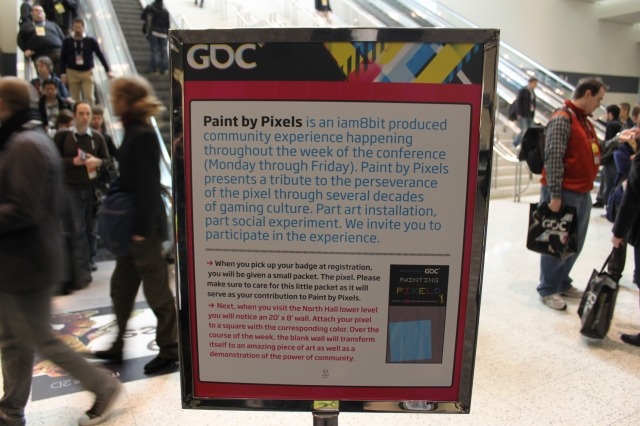 ノースホールの階段を降りた正面で目立つのが巨大なボード。こちらは、GDC来場者で一つの絵を作ろうという趣向のようです。「PAINTING WITH PIXELS」です。