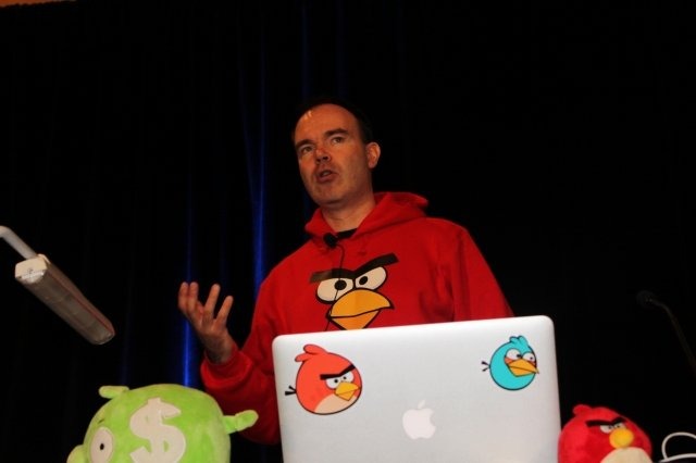 これまでのダウンロード回数が1億回に近づいているというスマートフォンの人気ゲーム『Angry Birds』。本作を開発したフィンランドのRoivo Mobile代表のPeter Vesterbacka氏がGDCに登場し「ANGRY BIRDS - An Entertainment Franchise in the Making」と題した講演を行い