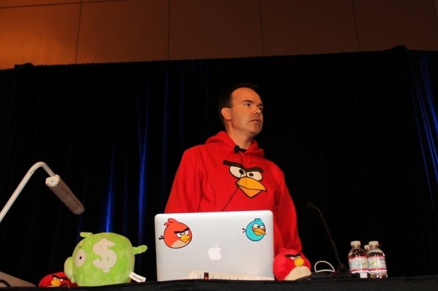 これまでのダウンロード回数が1億回に近づいているというスマートフォンの人気ゲーム『Angry Birds』。本作を開発したフィンランドのRoivo Mobile代表のPeter Vesterbacka氏がGDCに登場し「ANGRY BIRDS - An Entertainment Franchise in the Making」と題した講演を行い