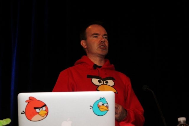 これまでのダウンロード回数が1億回に近づいているというスマートフォンの人気ゲーム『Angry Birds』。本作を開発したフィンランドのRoivo Mobile代表のPeter Vesterbacka氏がGDCに登場し「ANGRY BIRDS - An Entertainment Franchise in the Making」と題した講演を行い