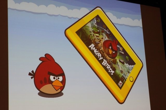 これまでのダウンロード回数が1億回に近づいているというスマートフォンの人気ゲーム『Angry Birds』。本作を開発したフィンランドのRoivo Mobile代表のPeter Vesterbacka氏がGDCに登場し「ANGRY BIRDS - An Entertainment Franchise in the Making」と題した講演を行い