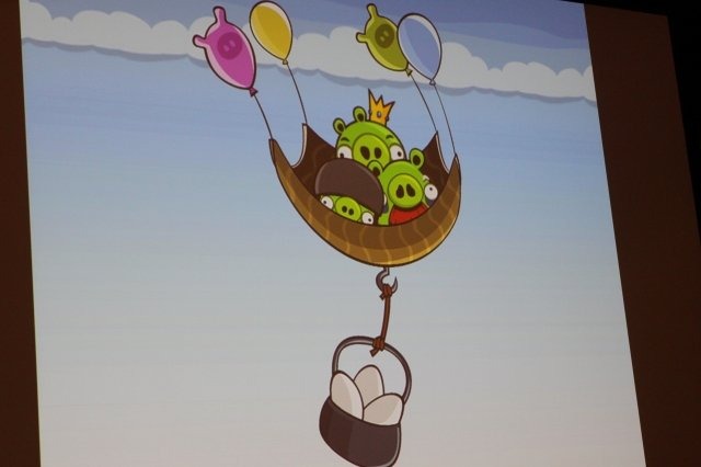 これまでのダウンロード回数が1億回に近づいているというスマートフォンの人気ゲーム『Angry Birds』。本作を開発したフィンランドのRoivo Mobile代表のPeter Vesterbacka氏がGDCに登場し「ANGRY BIRDS - An Entertainment Franchise in the Making」と題した講演を行い