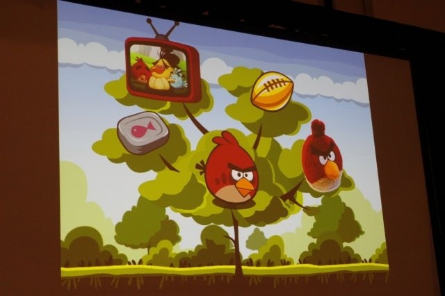 これまでのダウンロード回数が1億回に近づいているというスマートフォンの人気ゲーム『Angry Birds』。本作を開発したフィンランドのRoivo Mobile代表のPeter Vesterbacka氏がGDCに登場し「ANGRY BIRDS - An Entertainment Franchise in the Making」と題した講演を行い