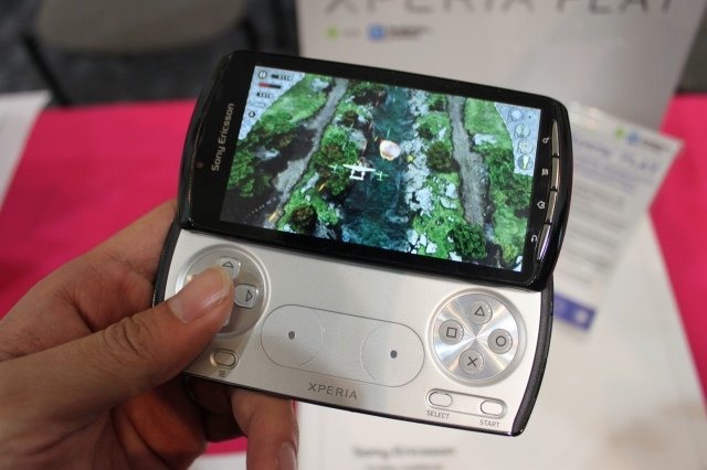 ソニー・エリクソンから発売予定のプレイステーション携帯こと「Xperia Play」。Game Developers Conferenceのモスコーニ・センターのサウスホールの最深部、地味なワンブロックだけのブースにこっそり置かれていました。