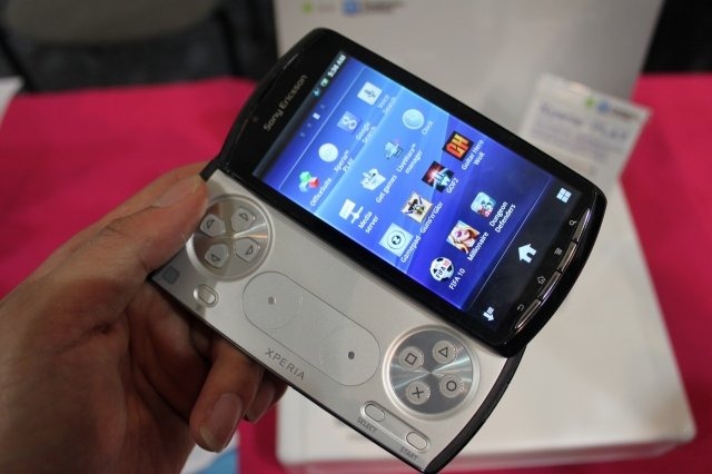 ソニー・エリクソンから発売予定のプレイステーション携帯こと「Xperia Play」。Game Developers Conferenceのモスコーニ・センターのサウスホールの最深部、地味なワンブロックだけのブースにこっそり置かれていました。