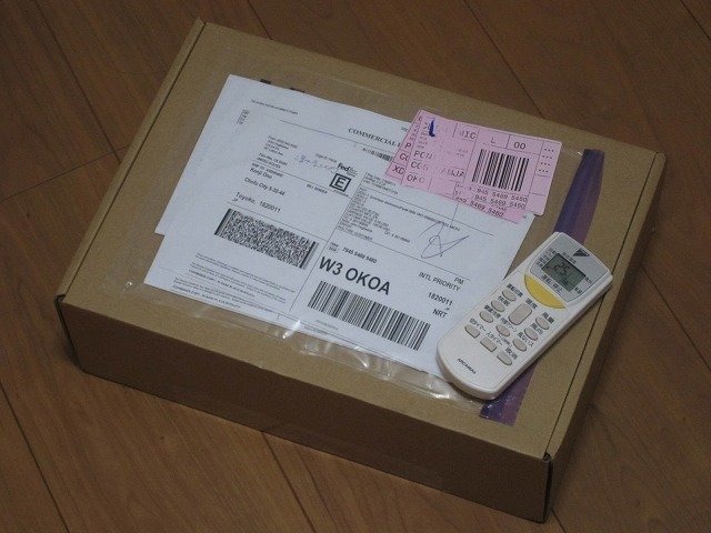 先週の某日、航空便で自宅に宅配便が届きました。送り主を見ると「Onlive」と書いてあります。何だろうナーと思って段ボールを開けるとOnliveのロゴマークが入った箱が。あわてて開けてみると、OnliveのマイクロコンソールTVアダプタと専用コントローラが入っていました