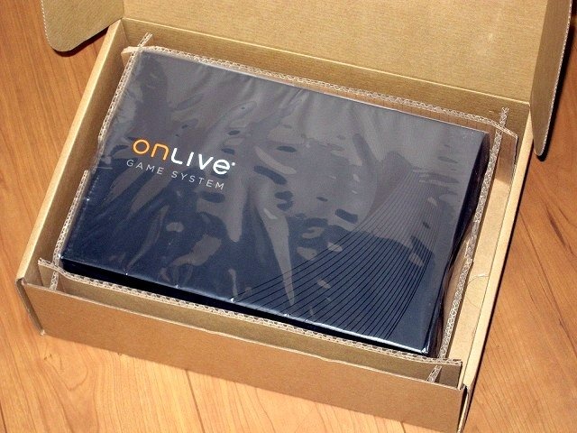 先週の某日、航空便で自宅に宅配便が届きました。送り主を見ると「Onlive」と書いてあります。何だろうナーと思って段ボールを開けるとOnliveのロゴマークが入った箱が。あわてて開けてみると、OnliveのマイクロコンソールTVアダプタと専用コントローラが入っていました