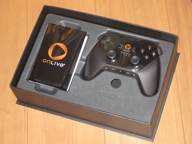 先週の某日、航空便で自宅に宅配便が届きました。送り主を見ると「Onlive」と書いてあります。何だろうナーと思って段ボールを開けるとOnliveのロゴマークが入った箱が。あわてて開けてみると、OnliveのマイクロコンソールTVアダプタと専用コントローラが入っていました