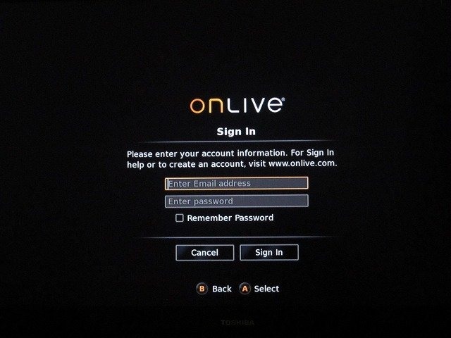 先週の某日、航空便で自宅に宅配便が届きました。送り主を見ると「Onlive」と書いてあります。何だろうナーと思って段ボールを開けるとOnliveのロゴマークが入った箱が。あわてて開けてみると、OnliveのマイクロコンソールTVアダプタと専用コントローラが入っていました