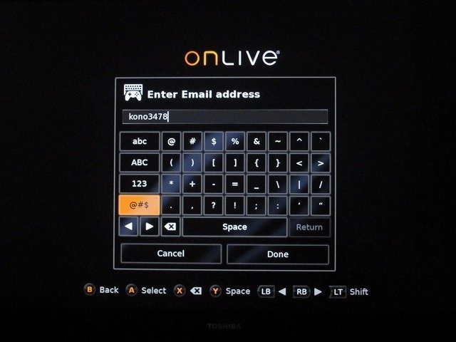 先週の某日、航空便で自宅に宅配便が届きました。送り主を見ると「Onlive」と書いてあります。何だろうナーと思って段ボールを開けるとOnliveのロゴマークが入った箱が。あわてて開けてみると、OnliveのマイクロコンソールTVアダプタと専用コントローラが入っていました