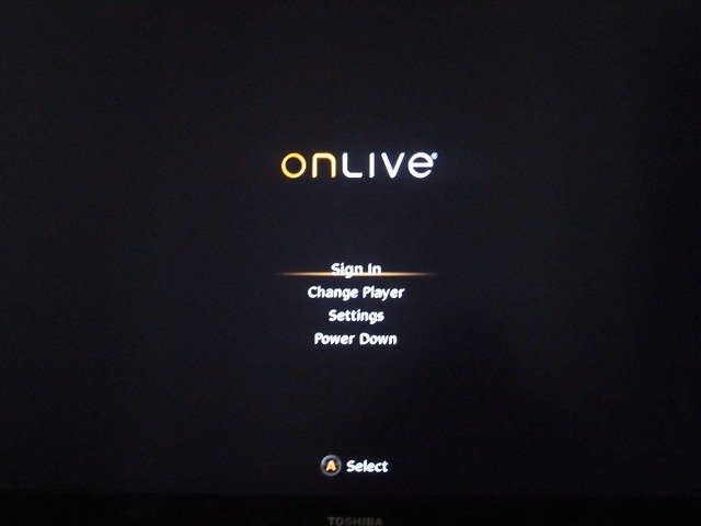 先週の某日、航空便で自宅に宅配便が届きました。送り主を見ると「Onlive」と書いてあります。何だろうナーと思って段ボールを開けるとOnliveのロゴマークが入った箱が。あわてて開けてみると、OnliveのマイクロコンソールTVアダプタと専用コントローラが入っていました