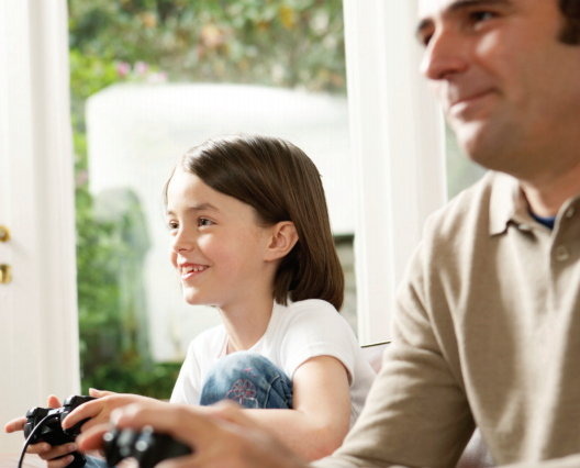 米国のレーティング機関、ESRB(Entertainment Software Rating Board)が家庭用のダウンロードゲームのレーティングの方法を、これまでの被験者による体験プレイから発売元の申告による自動評価に変更すると発表しました。