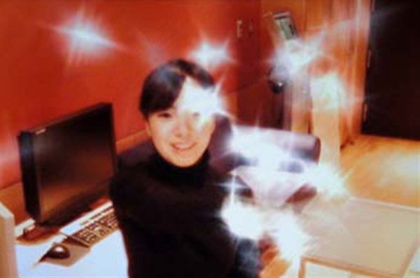 ソニー・ミュージックコミュニケーションズは、プレイステーション3の能力を生かしたショップ向けAR体験型デジタルサイネージ（デジタルの看板）「ライトオンARミラー」のサービスを開始すると発表しました。
