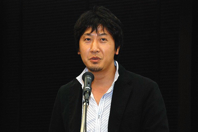 3年連続の講演となり、OGCの常連となった感のあるニワンゴ・杉本誠司社長。おなじみ「ニコニコ動画」運営元の社長で、ひろゆき氏と並んでメディアに登場する機会も多い人物です。その杉本氏は今回「ニコニコ動画にみるメディア変革時代」と題して講演し、ネット（ソーシ