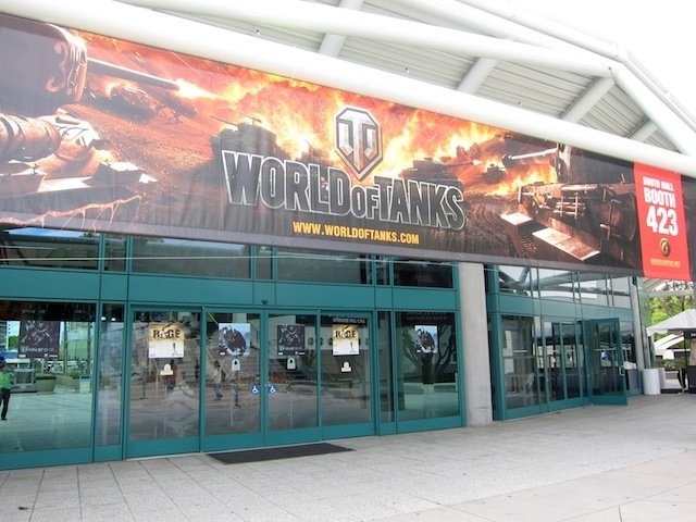開場を2日後（現地時間）に控えて、急ピッチで進むE3会場のブース設営。会場となるロサンゼルス・コンベンションセンターの外壁には、大小様々な広告が貼られ、祝祭感を漂わせています。