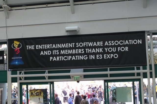 6月7日〜9日に米国ロサンゼルスで開催されたE3 2011は9日の17時で無事閉幕しました。17時に閉幕のアナウンスが流れると会場のあちらこちらから歓声が沸き起こりました。
