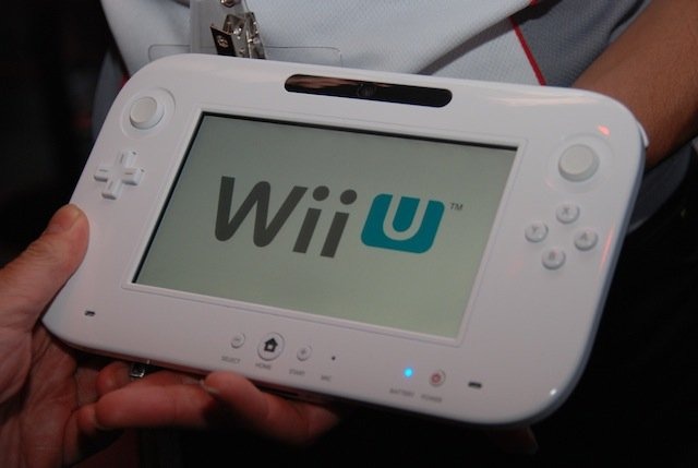 6.2インチの大型液晶画面が付いたWii Uのコントローラー。性能がアップしているとは言え、Wii Uの描画性能には限界もあるため、何台まで接続できるのかに注目が集まっています。