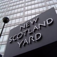 ロンドン警視庁は、企業や政府機関のウェブサイトに不正アクセスをしたとして、エセックス州に住む19歳の男を逮捕したと発表しました。
