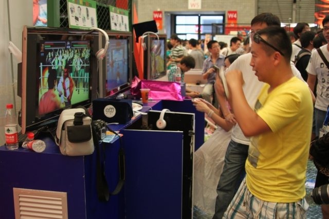 「China Joy 2011」の会場ではWiiのようなモーションコントロールを使った遊びも見ることができました。