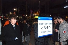 渋谷のカウントダウンイベントではSCEハウス社長・平井会長が訪れ本体を手渡し〜PSVita発売 画像