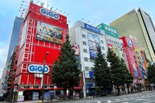 「GiGO 秋葉原1号館」33年の歴史に幕。“アキバ”の赤いランドマークがファンに見守られ、ついに営業最終日