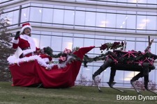 グーグル傘下のボストン・ダイナミクス社、4足歩行ロボット「Spot」をトナカイに仕立てた動画を公開 画像