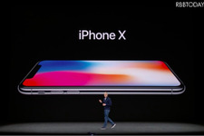 ホームボタンが消えて全面ディスプレイになった「iPhone X」が登場！顔認証は双子も識別!? 画像