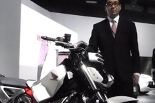 何がすごいのかわらかないぐらい革新的な技術、ホンダの自立するバイク 画像
