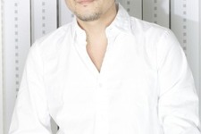 「アイアンマン」「クレヨンしんちゃん」『ファークライ4』『FF7R』などで知られる声優の藤原啓治さんが逝去―享年55 画像